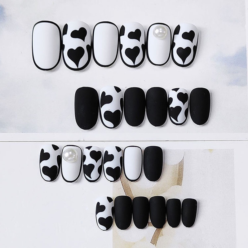 We Flower 24pcs / Set Kuku Palsu Warna Hitam / Putih Matte Aksen Mutiara + Hati + Lem Untuk Manicure Diy