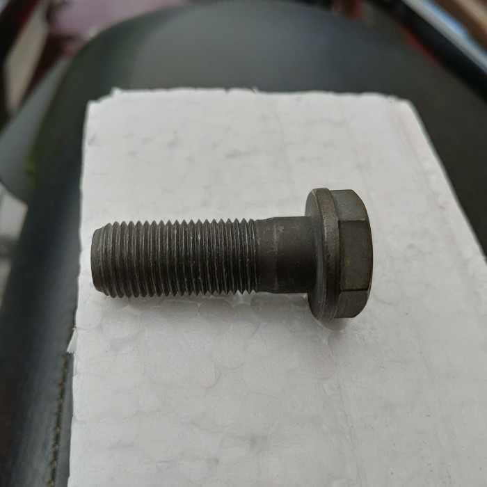 Baut Flywheel / Baut Roda Gila Isuzu Panther dan Traga Orisinil