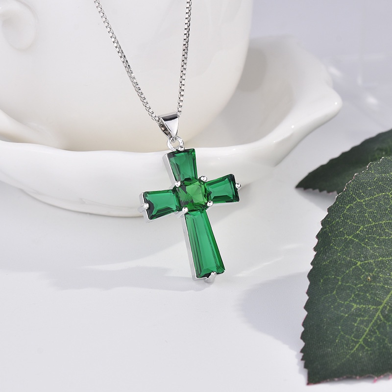 [Ready Stock]Fashion Inlaid Emerald Cross Pendant Necklace