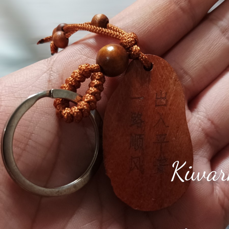 Kunci Gantungan Kayu Ukiran Dewi Kwan