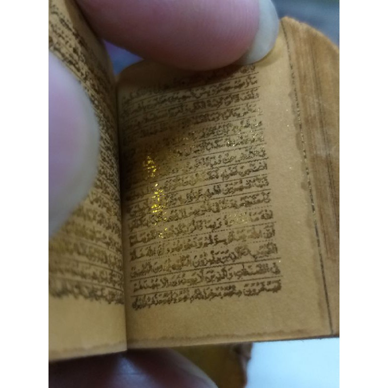 Al-Qur'an mini kuno  tinta emas .