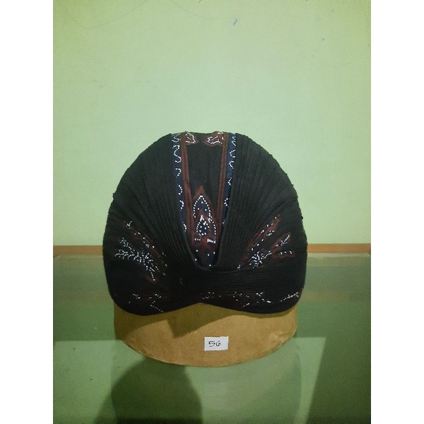 Blangkon batik tulis motif wahyu tumurun
