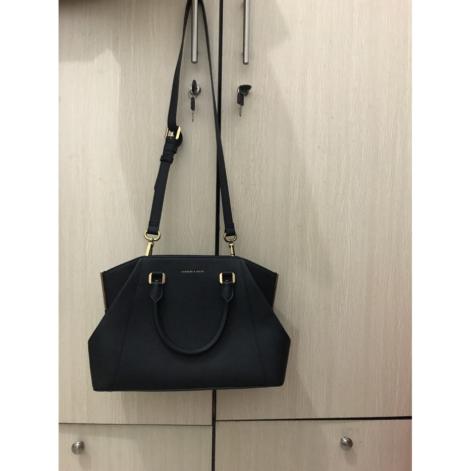 Tas CnK Charles and Keith Hitam