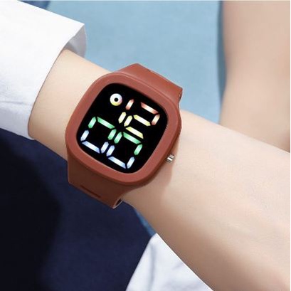 Jam Tangan Digital Wanita Pria Tahan Air Fashion Watch LED Tampilan Layar Besar Dengan Font Warna-warni M139