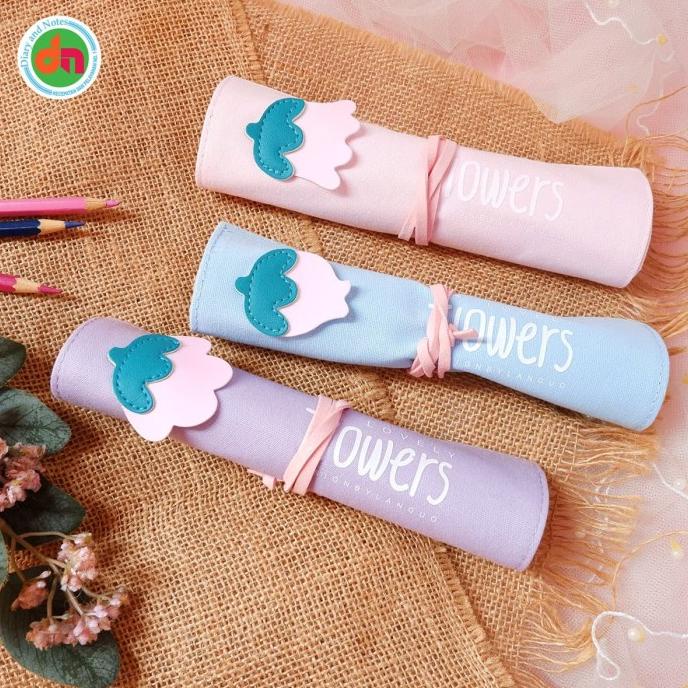 

TERMURAH Kotak Pensil Lovely Flower Roll Up Pencil Case Bagus/TEMPAT PENSIL AESTHETIC/TEMPAT PENSIL ANAK PEREMPUAN/TEMPAT PENSIL LUCU/TEMPAT PENSIL 3D/TEMPAT PENSIL TRANSPARAN/TEMPAT PENSIL LUCU/TEMPAT PENSIL KOREA/TEMPAT PENSIL KAIN/TEMPAT PENSIL
