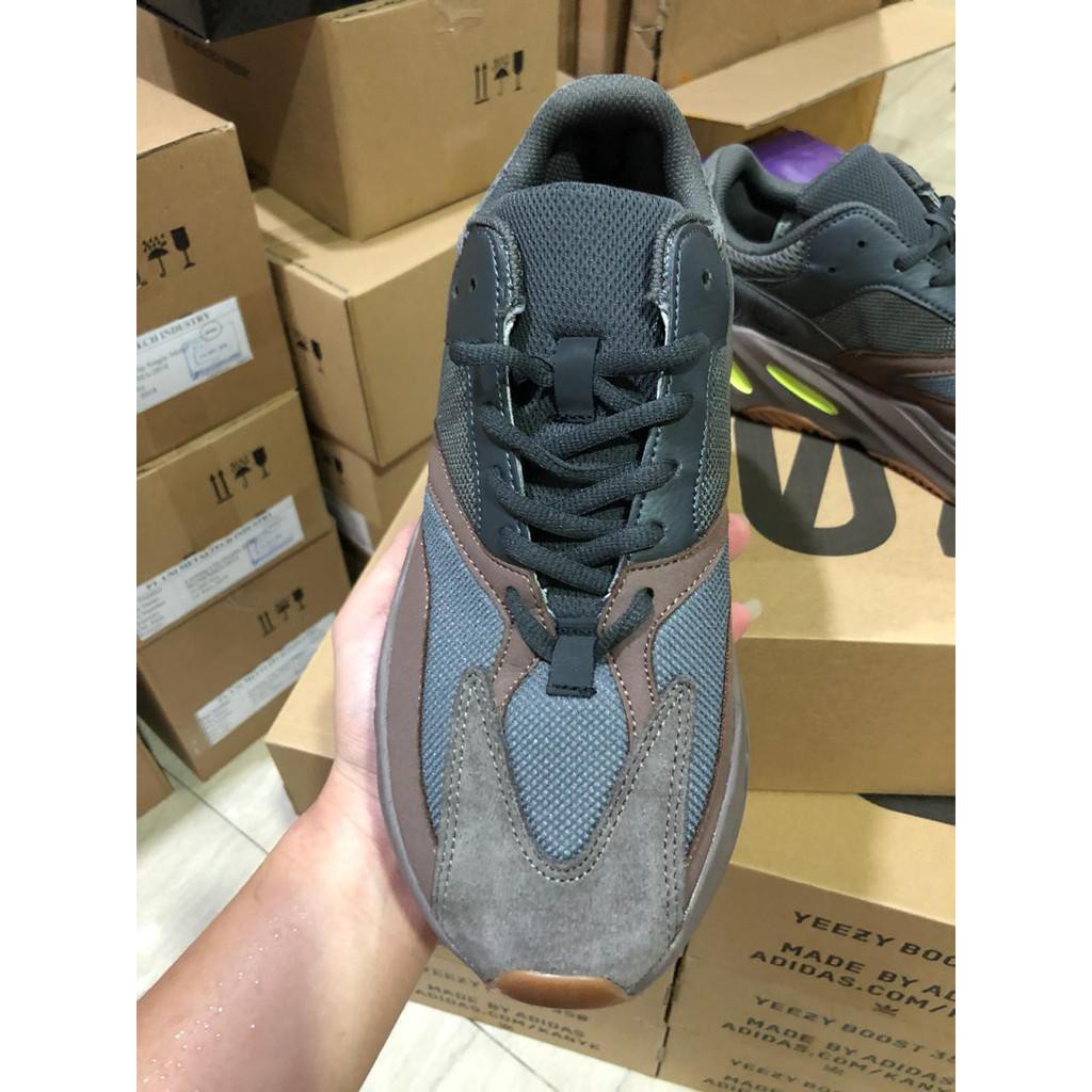 YEZZY 700 MAUVE, REAL PIC. MADE IN CHINA.