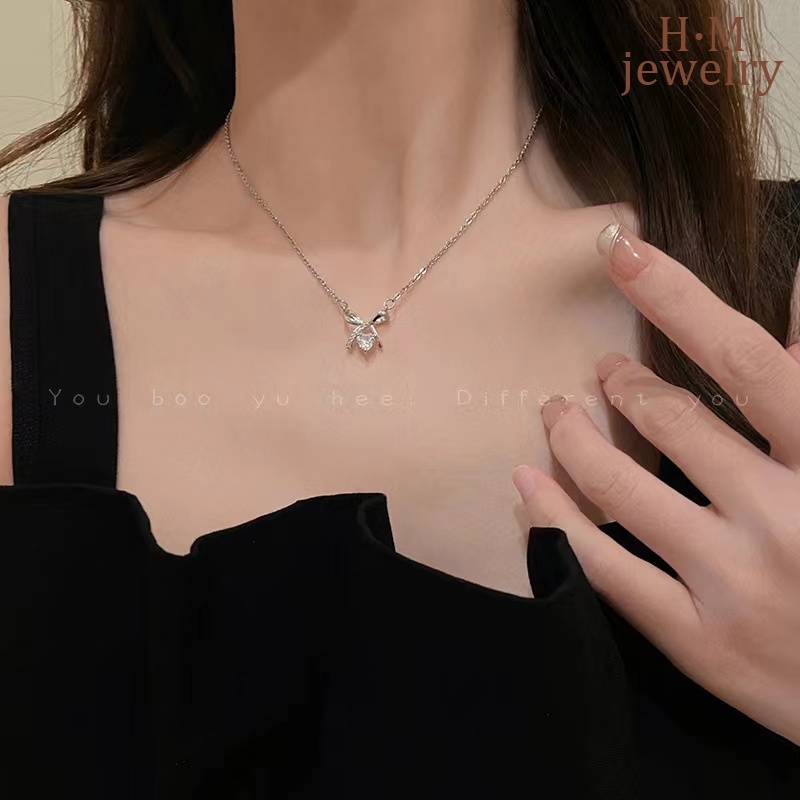 Kalung Rantai Klavikula Desain Pita Hati Aksen Berlian Untuk Aksesoris