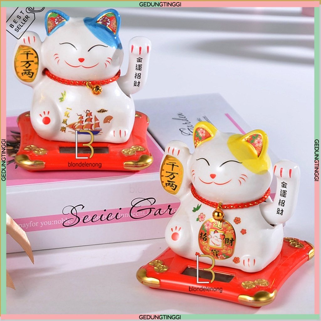 Patung Pajangan Boneka Dekorasi Kalung Kucing Panggil Hoki Lucky Cat Maneki Neko Maneko Neki Keberuntungan Rejeki Rezeki  Cina China Jepang Solar Cahaya Non Batre Batrai Baterai Tangan Goyang Dashboard Mobil Meja Toko Kasir Putih Ukuran Kecil Mini Keramik