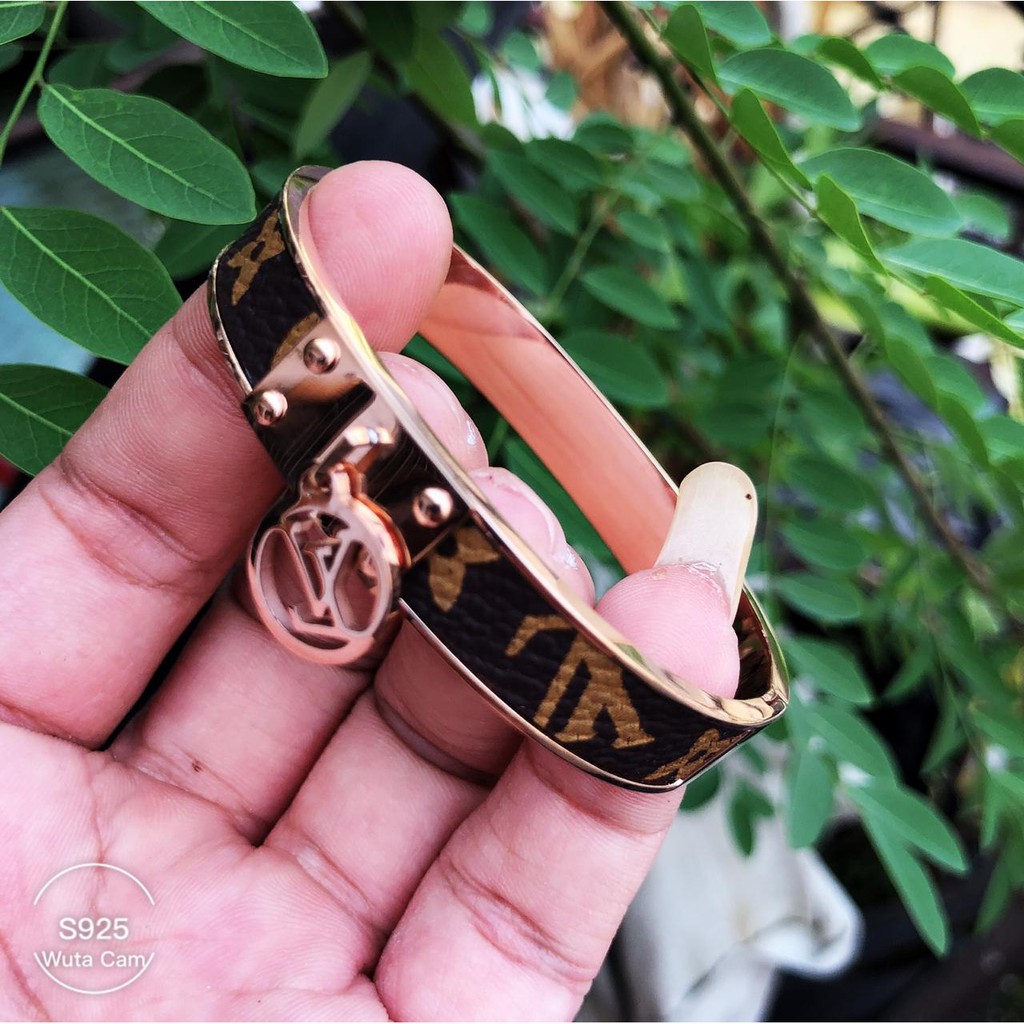 GELANG WANITA FASHION KOREA MODEL LIONTIN LV S2217