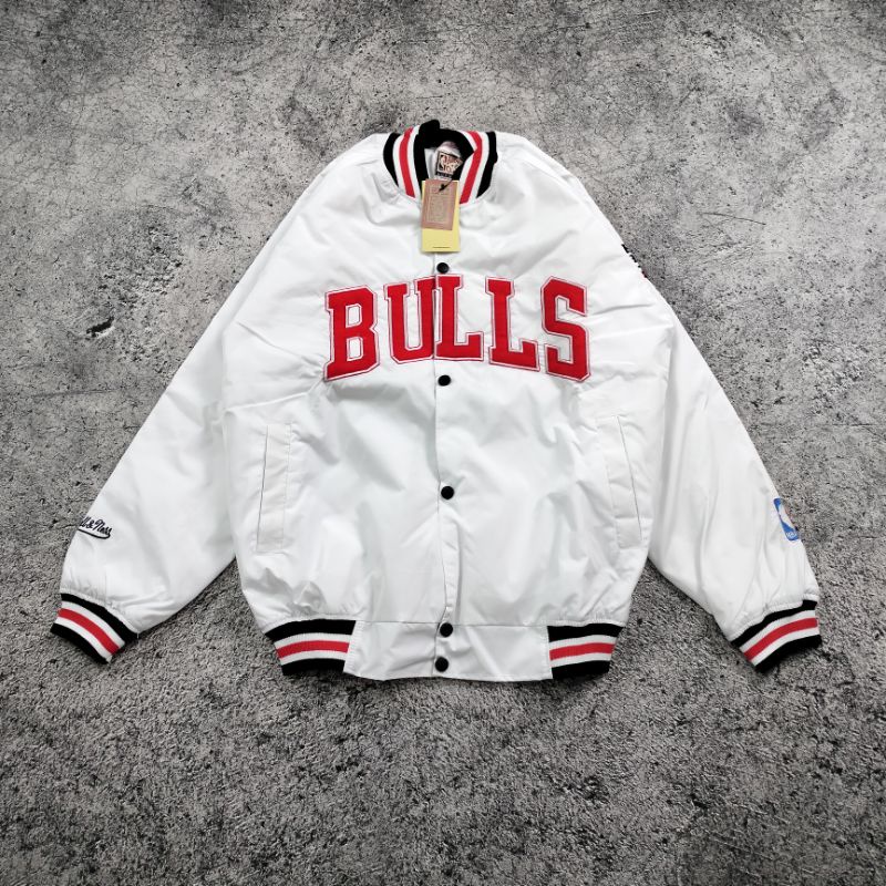 VARSITY BULLS MITCHELL&amp;NESS PUTIH AUTHENTIC FULLTAG &amp; LEBEL