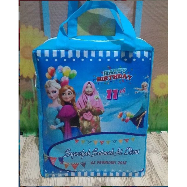 

GOODIE BAG ULTAH RESLETING POTRAIT UK 20X14X25 KAIN TEBAL 75 GSM-custom