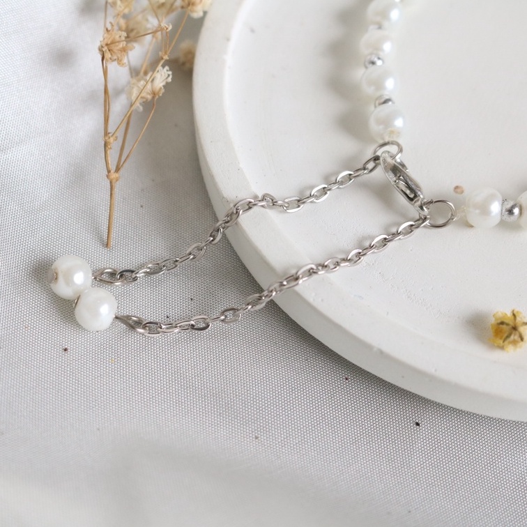 Gelang / Bracelet White Anyelir / Fashion / Korea Style / Simple / Cantik / Unik / Etnik / Natural / Gelang Sahabat Persahabatan / Wanita Vintage / Biru Muda / Batu Putih / Aksesoris Asesoris / Perhiasan Unik Cantik Anggun