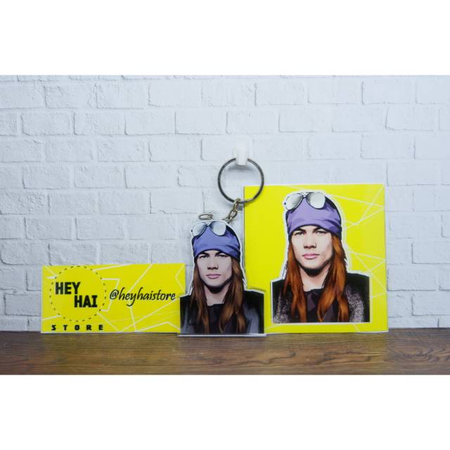 

Ganci akrilik dan stiker laminasi glossy axl rose