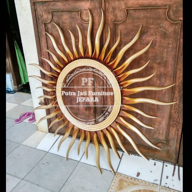 Cermin matahari kayu jati Figura tolet gantung ukir Jepara