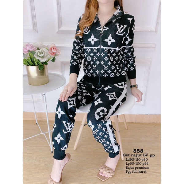 858 Setelan Rajut Premium Motif LV Atasan Jaket Sleting Depan dan Celana Jogger Panjang Import