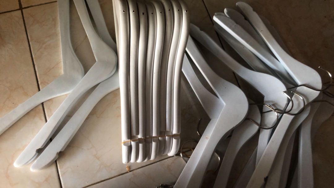 Hanger Kayu Putih Dewasa Mutiara