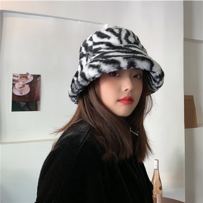 Topi Bucket Motif Zebra Bahan Plush Tebal Hangat Gaya Retro Hongkong Untuk Wanita