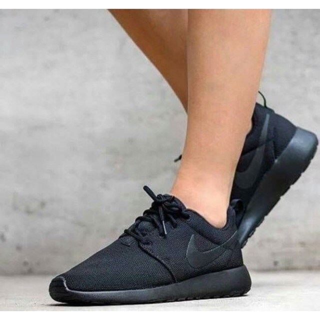nike roshe run full black