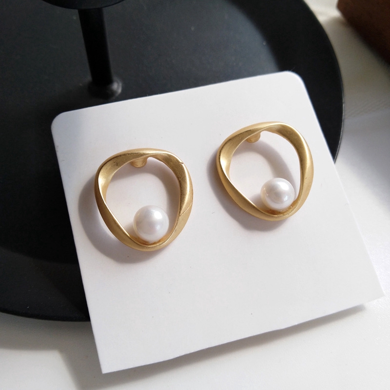 Anting Giwang Simple Model Geometris Warna Gold Dengan Mutiara Imitasi Untuk Wanita