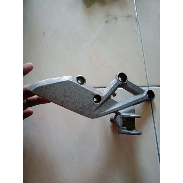 Postep footstep bostep step dudukan pijakan kaki depan kanan Honda Cbr 150 Fi Cb 150 R old lama ori
