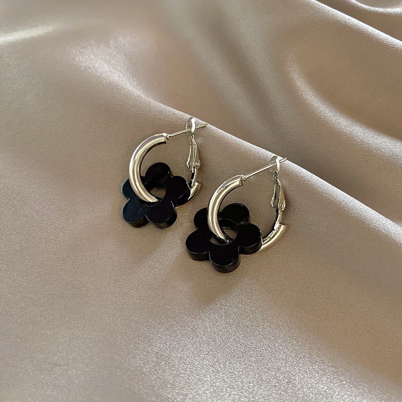 Anting Bentuk Bunga Warna Hitam Gaya Korea