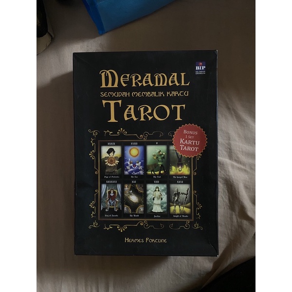buku dan kartu tarot