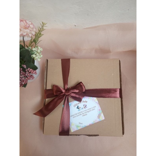 

KOTAK HAMPERS diecut box pizza box kardus