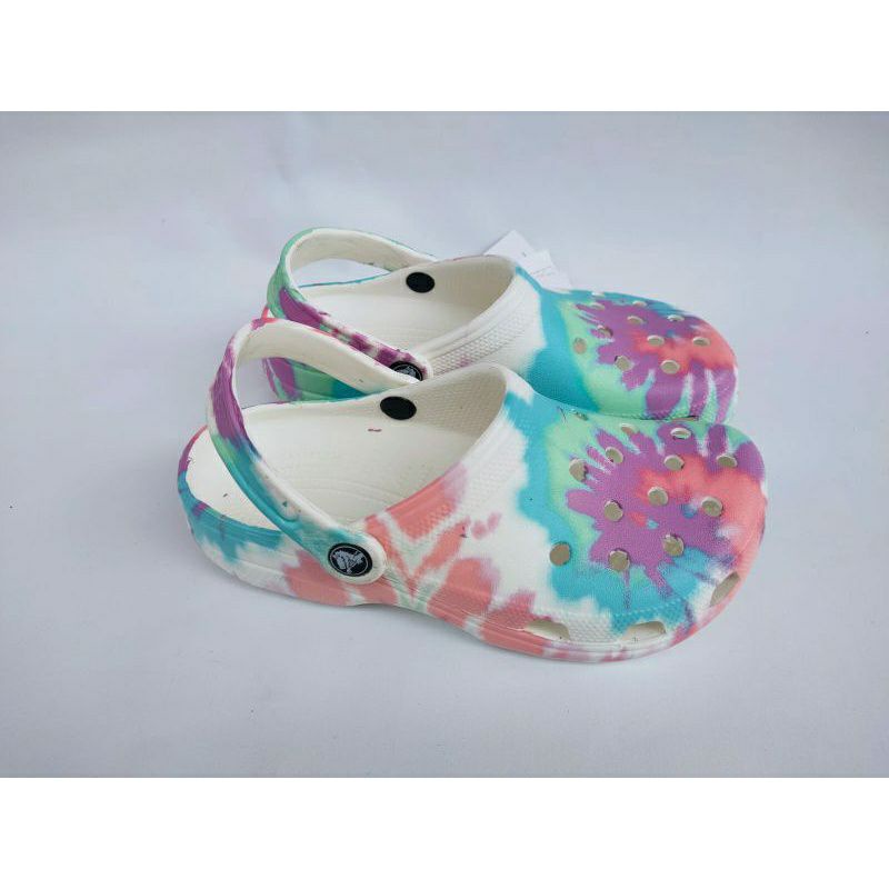 CROCS UNISEX CLASSIC TIE-DYE GRAPHIC CLOG SANDALS / CLASSIC CLOG MOTIF