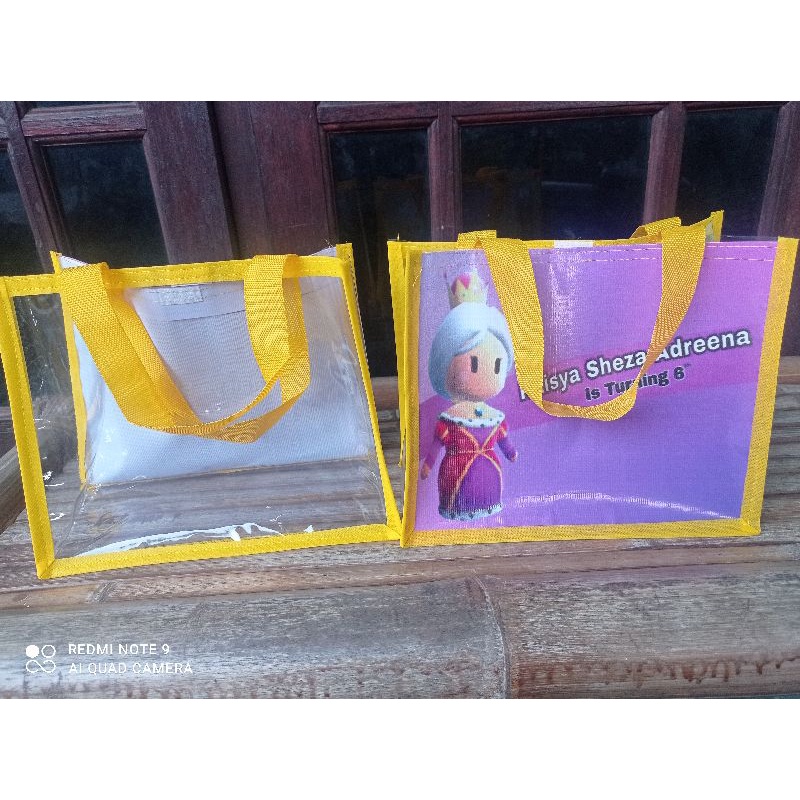 

TAS HAMPERS ULANG TAHUN 1SISI BANNER + 3 SISI MIKA 25x12x20