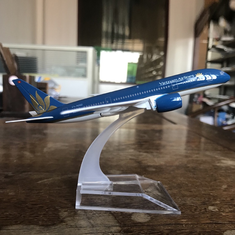 Model Pesawat Terbang Vietnam Airlines Boeing 777 787 A350 Airbus 320 Bahan Alloy Ukuran 16CM