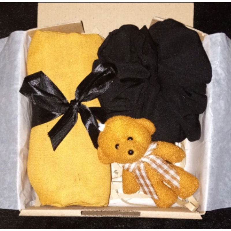 

GIFT BOX PAKET 3 ISI HIJAB + SCRUNCIR + GANTUNGAN BONEKA PITA BY THIS.GIFTS | HAMPERS HIJAB | HAMPERS WISUDA | HAMPERS MURAH | HAMPERS KADO ULTAH | GIFT BOX MURAH |