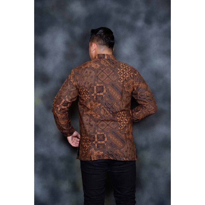 Kemeja batik lengan panjang pria terbaru 2022 warna cokelat / baju batik panjang warna coklat lapis furing bahan katun / batik panjang pria terbaru ready 2022 DEWAWANGSA SOGAN