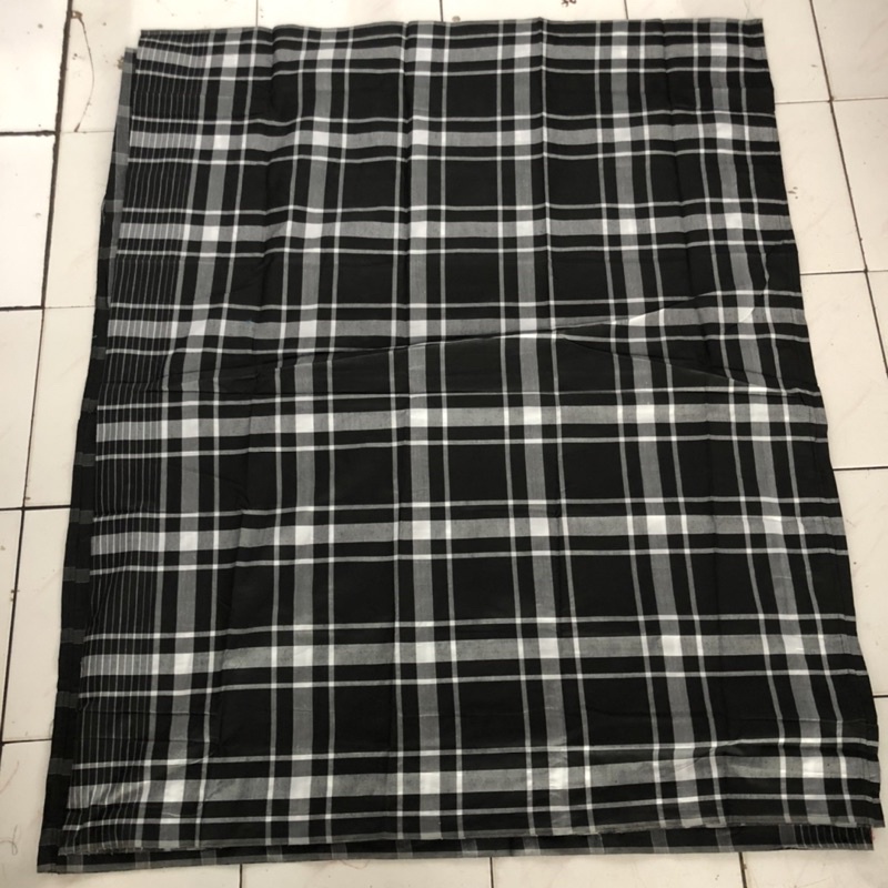 Sarung tenun pria hitam putih