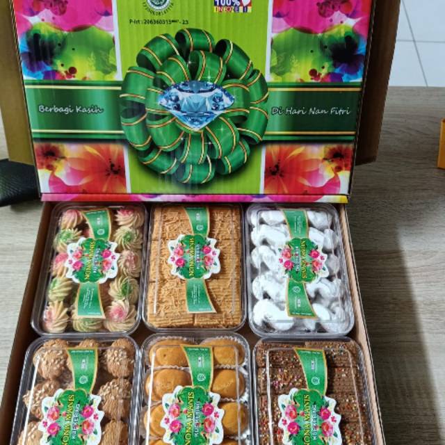 

Kue paket lrbaran NONA MANIS