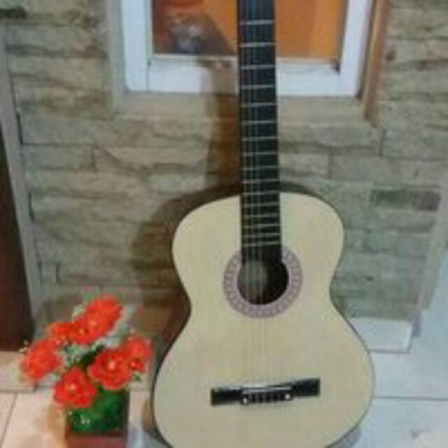 Gitar akustik Yamaha nylon