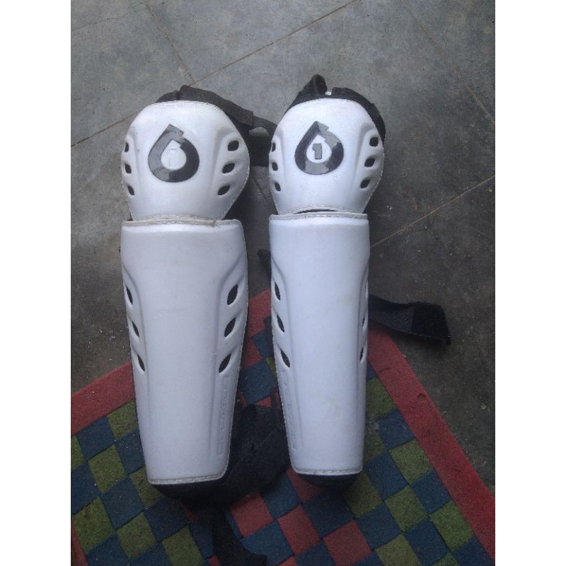Pelindung Lutut kaki 661 comp knee sixsixone