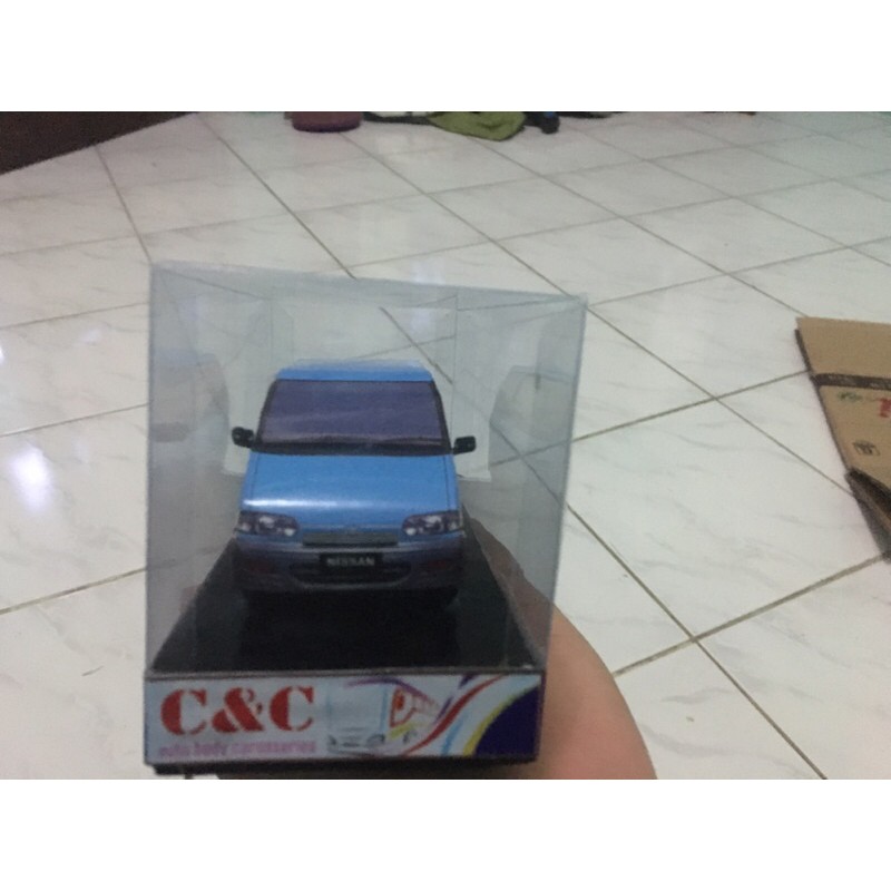 miniatur mobil Nissan serena c23