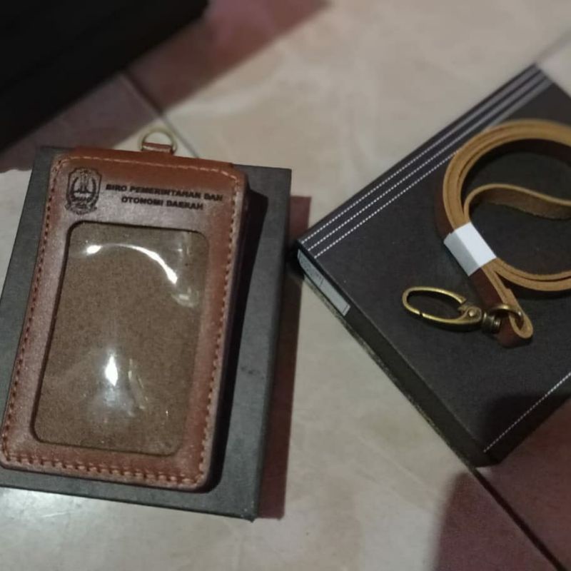 

HOLDER ID CARD KULIT ASLI KUALITAS PREMIUM AWET 10 TAHUN PAKET GANTUNGAN KUNCI MURAH