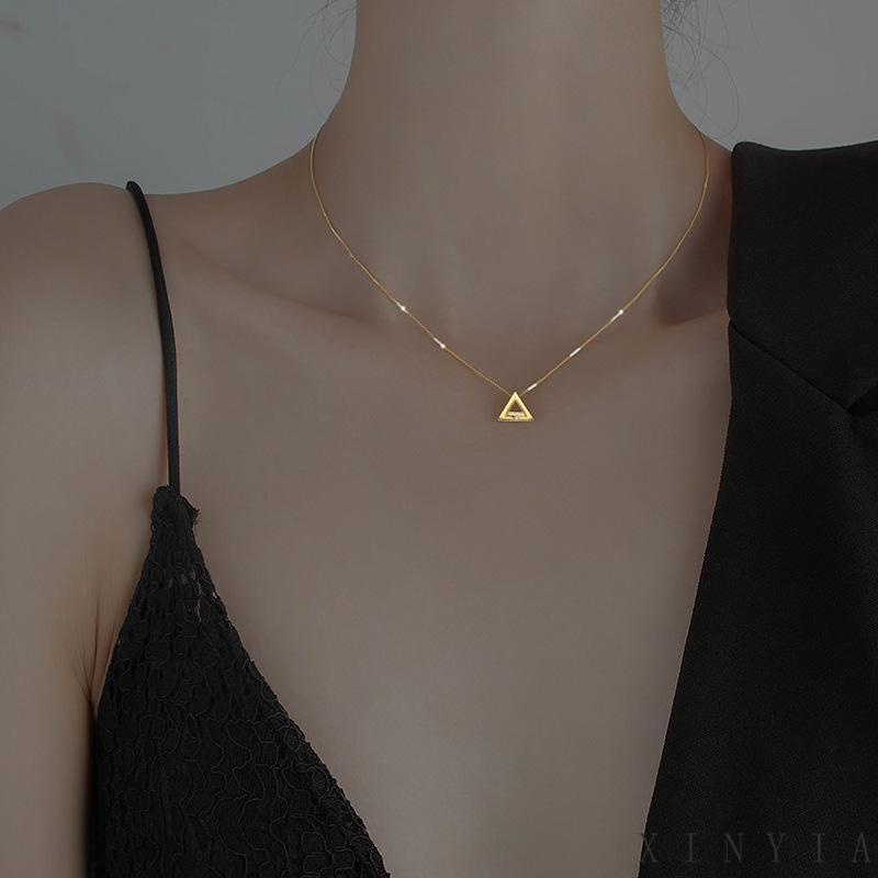 Kalung Bentuk Segitiga Geometris Aksen Berlian Untuk Wanita