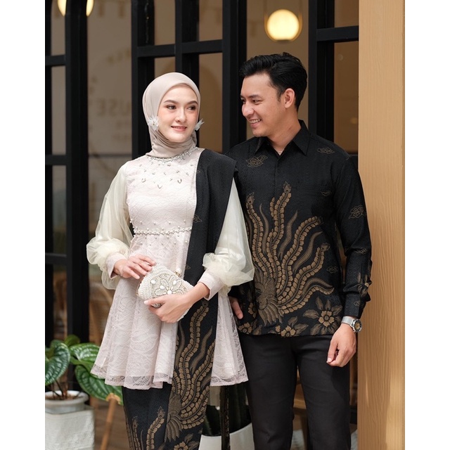 (Akita-nadine tunik pale gold) set couple kebaya wanita &amp; kemeja batik pria. kebaya wisuda kebaya kondangan kebaya lamaran bahan lace premium