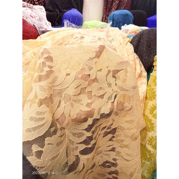 1/2 meter bahan brukat kembang/kain brukat kembang
