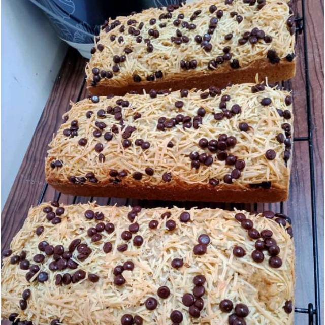 

BOLU PISANG TOPPING KEJU & CHOCO CHIPS