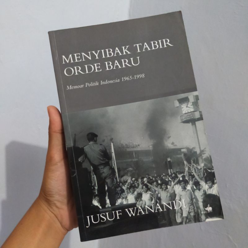 Menyibak Tabir Orde Baru - Memoar Politik Indonesia 1965-1998