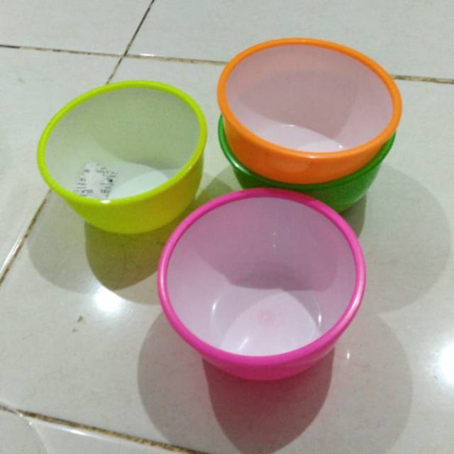 Calista mangkok dengan tutup plastik