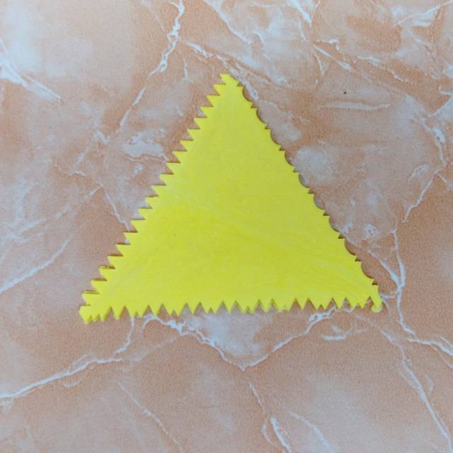 Scraper kue segitiga bergerigi
