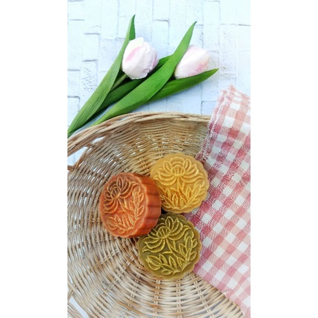 

Mooncake kue bulan kacang merah, kacang hijau, tausa, pandan isi telor asin