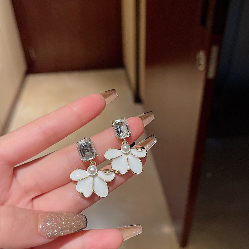 Anting Kelopak Putih Mutiara Elegan Untuk Wanita Aksesoris Berlian Berkilau Korea