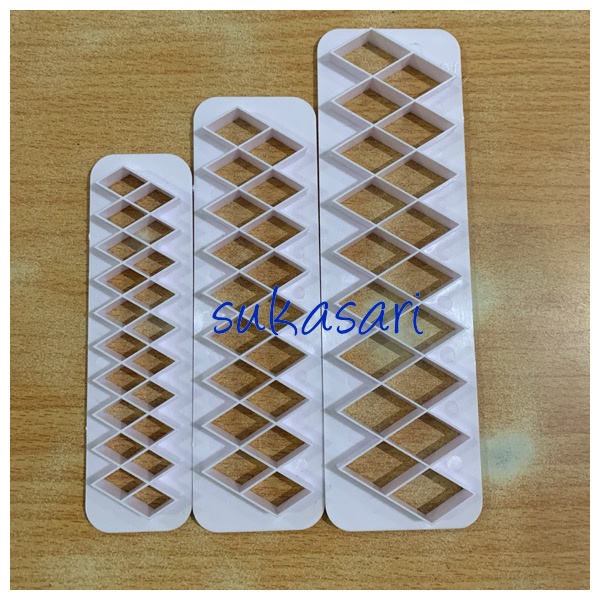 

Emboss cutter (4) Diamond / cutter fondant 3 pcs set