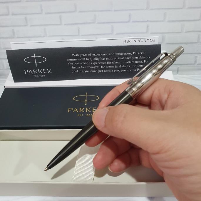

Pulpen Parker Jotter Premium TowerGrey Diagonal CT BP Free Grafir Nama ---Terbaru---