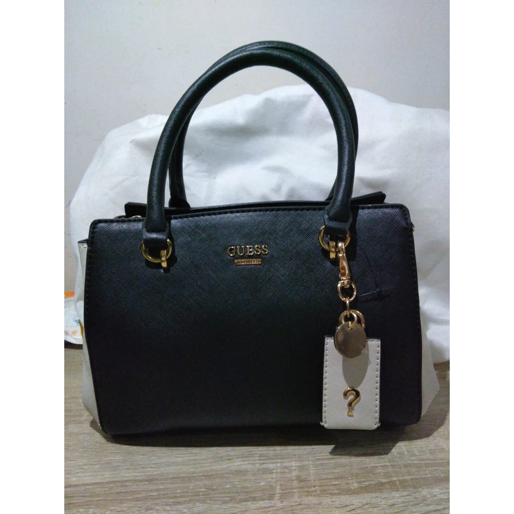 Tas tangan ..SALE Hand Bag GUESS Los Angeles Dua warna Hitam & putih gading, Merah marun & putih bah